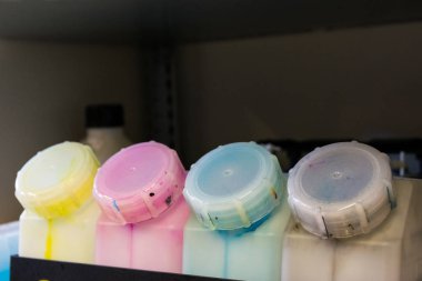 Renkli CMYK konteynırları. Yazdırma Endüstrisi Ekipmanı 