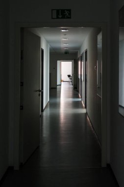 Sonu Aydınlık Karanlık Koridor