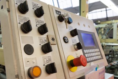 Endüstriyel kontrol paneli düğmeleri geçer 