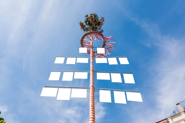 Weiße Schilder Traditionellen Maibaum — Stockfoto