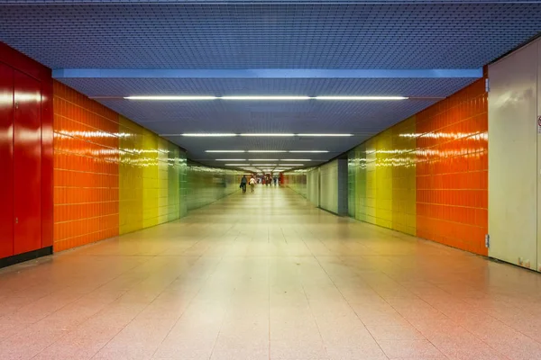 Colorida Estación Metro Ciudad —  Fotos de Stock