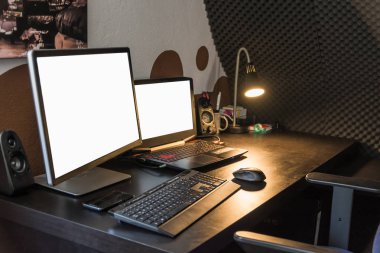 Masalardaki Bilgisayarlar, Çalışma Alanları