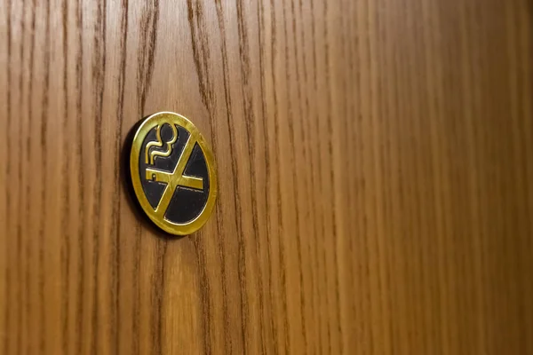 Golden Metal Zakaz Palenia Zarejestruj Się Brown Drewniane Drzwi Hotelu — Zdjęcie stockowe