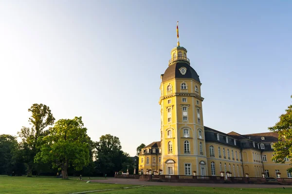 德国卡尔斯鲁厄宫城堡施洛斯北侧 — 图库照片