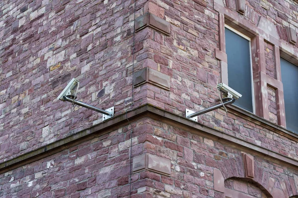Zwei Überwachungskameras Ziegelsteinecke — Stockfoto