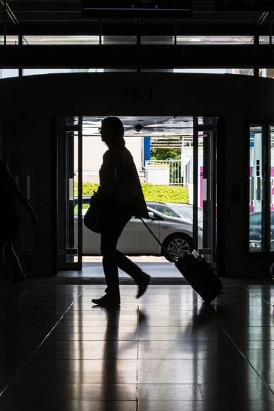 Mujer Caminando Con Maleta Aeropuerto —  Fotos de Stock