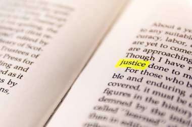 Sarı Flüoresan İşaretli Kitap Vurgulanmış Kelime - Adalet