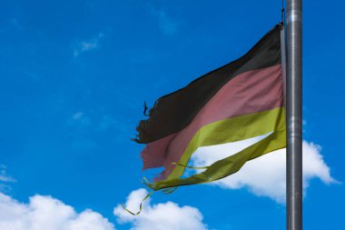 Mavi gökyüzü arka plan üzerinde Alman bayrağı