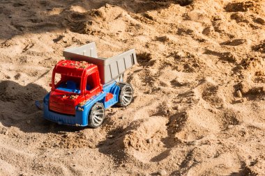 Kum kaplı Kırmızı Oyuncak Kamyonu 
