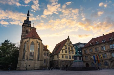 Gün batımında Stuttgart Stiftskirche 