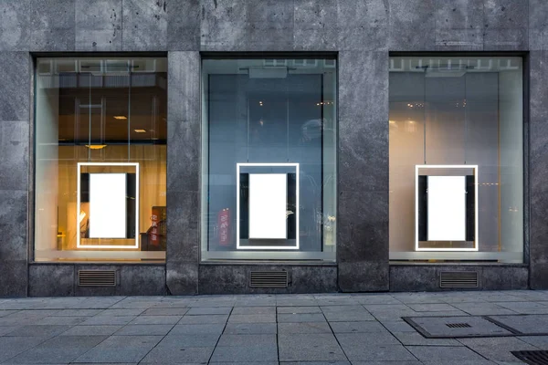 Três Anúncios Branco Loja Windows — Fotografia de Stock