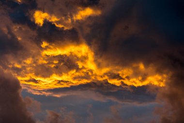 Ateşli Günbatımı Bulutları Gökyüzünde