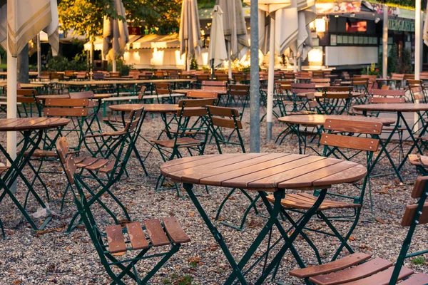 Şehirdeki Restoran Ahşap Masaları