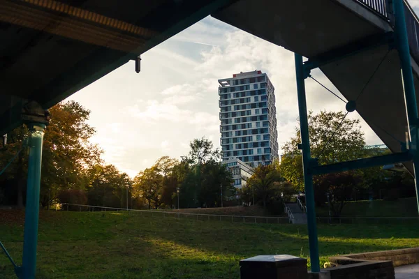 Bürogebäude Von Bahn Haltestelle Aus Sehen — Stockfoto