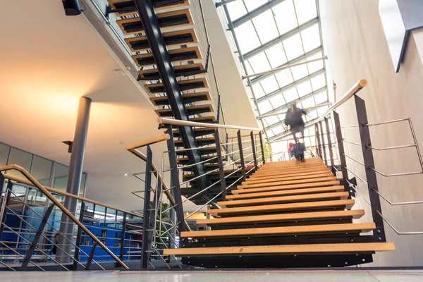 Escalera Arquitectura Moderna Personas Subiendo Bajando —  Fotos de Stock