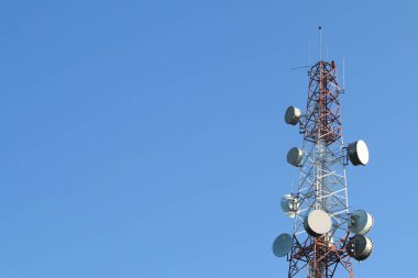 Stok fotoğraf: Uydu çanağı telekomünikasyon radyo anten Kulesi, boşaltmak sol üzerinde.