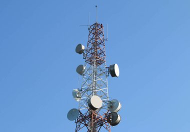 mikrodalga link ve tv verici antenleri ile telekomünikasyon mast.