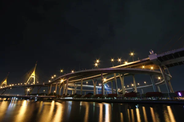 Puente de Bhumibol en Tailandia o el Puente Industrial de circunvalación en la escena nocturna de la puesta del sol . — Foto de Stock