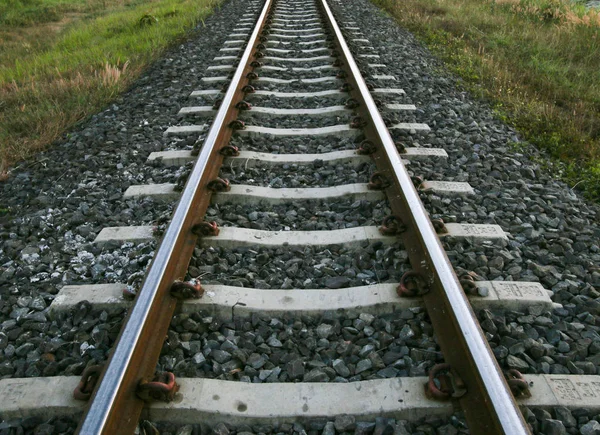 La longitud de la vía férrea. — Foto de Stock