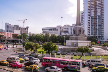Bangkok, Tayland - 3 Haziran 2017: Zafer Anıtı için saygı cesur çevresindeki trafik ile savaş Merkezi Bangkok şehir içinde dikkat çekici asker heykeli vardır.