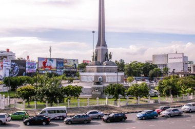 Bangkok, Tayland - 3 Haziran 2017: Zafer Anıtı için saygı cesur çevresindeki trafik ile savaş Merkezi Bangkok şehir içinde dikkat çekici asker heykeli vardır.