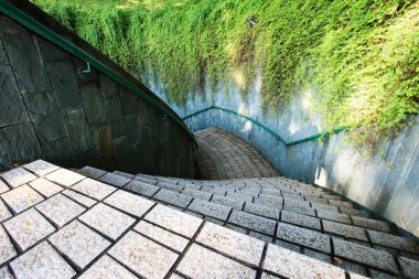 Fort Canning Parkı, Singapur, tünelde yeraltı geçidi döner merdiven.