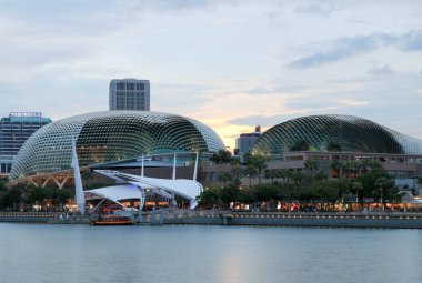 Singapur - 9 Temmuz 2017: Singapur Marina Körfezi çevresinde bulma Esplanade tiyatro