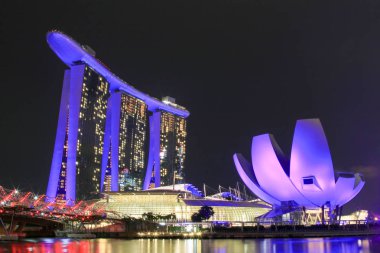 Singapur - 9 Temmuz 2017: Marina Bay Sands alacakaranlıkta.