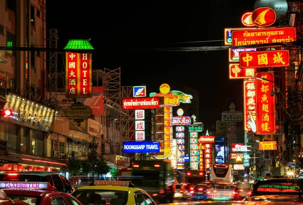 Yaowarat, Bangkok, Tayland - 29 Temmuz, 2017: gece Yaowarat road, Bangkok Çin şehrin ana caddesi.