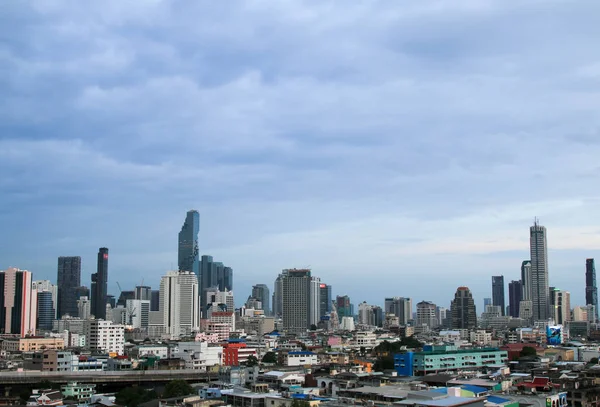 Bangkok, Tayland - 29 Temmuz, 2017: Bangkok modern ofis iş iş bölgesinde Bangkok, Bina Cityscape bakış.