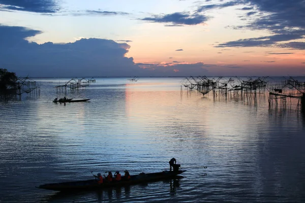 Tourists on a longtail boat at giant square dip net, Pakpra, Talay noi, Thailand. — Stock Photo, Image