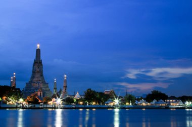 WAT Arun tapınakta alacakaranlık Bangkok, Tayland.