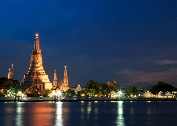 WAT Arun tapınakta alacakaranlık Bangkok, Tayland.