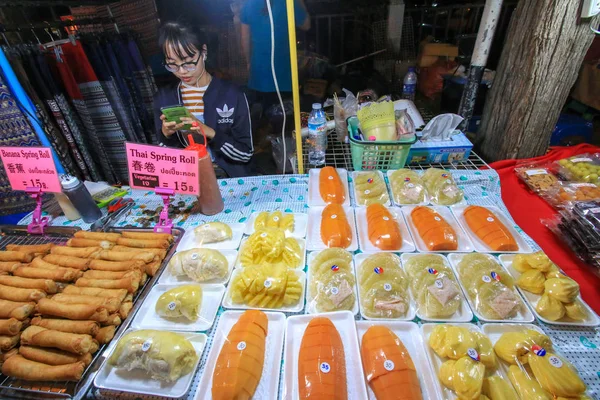 Chiang Mai Thaimaa Tammikuuta 2018 Tuoreita Hedelmiä Myytävänä Walking Street — kuvapankkivalokuva