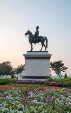 Atlı heykeli, Kral Chulalongkorn Rama V bulunan Ananta Samakhom taht salonu önünde atmosferini.