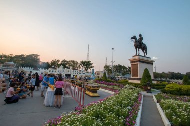 Bangkok, Tayland - 6 Şubat 2018: Atmosferini atlı heykeli, Kral Chulalongkorn Rama V bulunan Ananta Samakhom tahta binası önünde.
