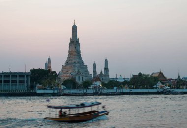 Bangkok, Tayland - 10 Şubat 2018: Wat Arun Tapınağı, Simgesel Yapı Chao Phraya Nehri alacakaranlıkta Bangkok Tayland.