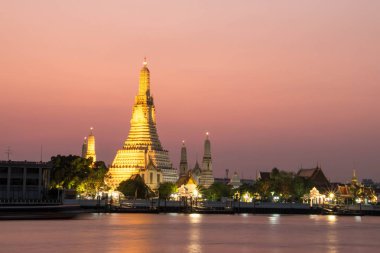 WAT Arun tapınakta alacakaranlık Bangkok, Tayland.