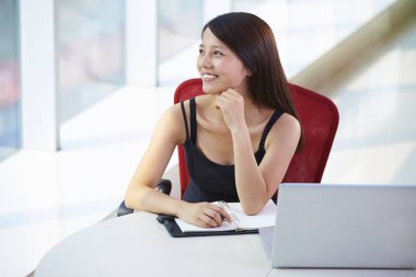 ofiste genç Asyalı işkadını