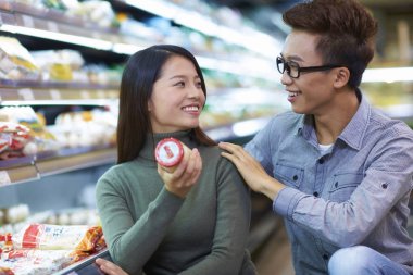 Mutlu genç Asyalı çift alışveriş süpermarket