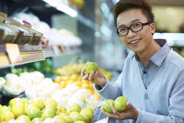 Ung asiatisk kvinna holing en shopping väska utomhus — Stockfoto