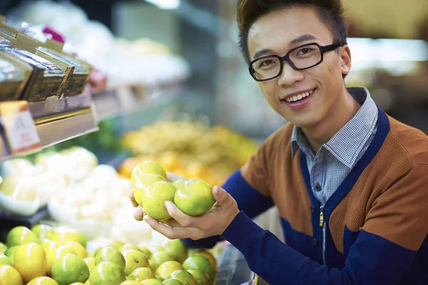 Ung asiatisk kvinna holing en shopping väska utomhus — Stockfoto