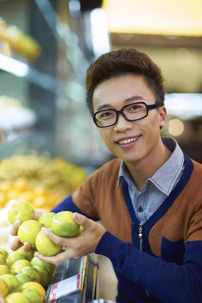 Ung asiatisk kvinna holing en shopping väska utomhus — Stockfoto