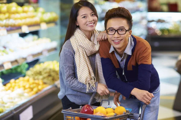 Ung asiatisk kvinna holing en shopping väska utomhus — Stockfoto