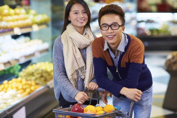 Ung asiatisk kvinna holing en shopping väska utomhus — Stockfoto