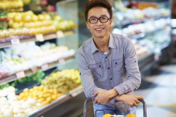 Ung asiatisk kvinna holing en shopping väska utomhus — Stockfoto