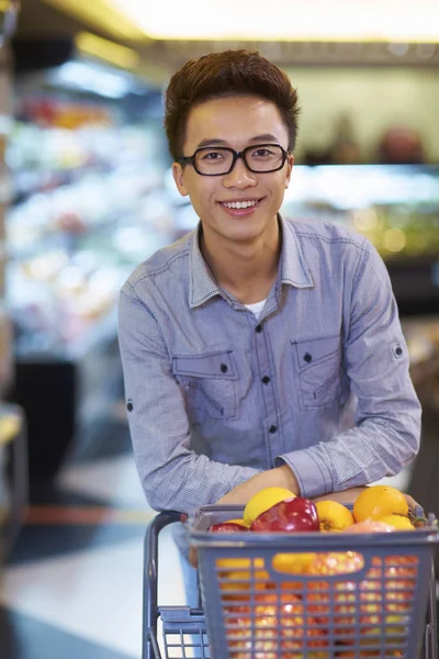 En ung asiatisk Man Shopping i snabbköpet — Stockfoto