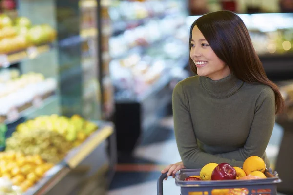 Ung asiatisk kvinna Shopping i snabbköpet — Stockfoto