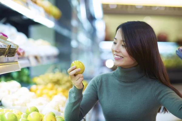 Ung asiatisk kvinna Shopping i snabbköpet — Stockfoto