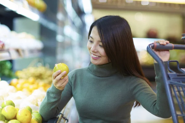 Ung asiatisk kvinna Shopping i snabbköpet — Stockfoto